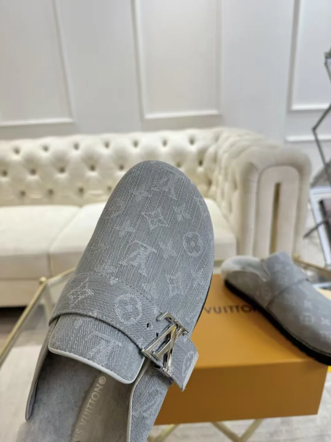 p600✨ LV Couple’s Wool Slippers｜Full of high-end feel, the soles of your feet are luxurious✨ We have achieved the ultimate restoration of the "higher version" of this pair of LV classic toe-toe slippers! 👫💫 🌟 The core advantages are clear at a glance: ✔️ Original jacquard + cowhide fabric, delicate texture, high-end at first glance; ✔️ 280% pure wool lining, wearing barefoot is like stepping on clouds ☁️, soft and skin-friendly and not sweaty; ✔️ Non-slip rubber bottom + three-dimensional toe design, super stable for walking, fashionable and practical!  👀 Must-have attention to detail: Belt buckle + classic LV presbyopic elements, revealing the aura of a big-name brand in a low-key manner ~ Whether it is a couple dating or a trip with besties, both of them are the focus when they go out👟💖 ✨ Easily match the wardrobe: jeans + sweaters, lazy and casual style ✔️ Coat + skirt, refined and elegant ✔️ One pair of shoes can handle a variety of styles, and the sense of luxury is never artificial ~ #LV slippers #couple outfit #High-End Customization #Quality Shoes Recommendation Fabric: Yangjing/classic jacquard fabric Lining: Imported wool lining Sole: Original rubber sole Size: Female 35-41 Male 38-46